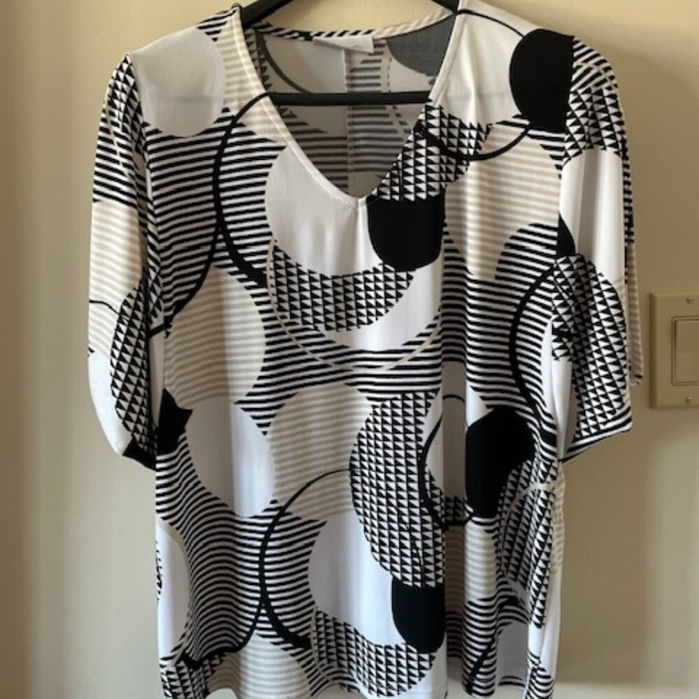 Marallis Black/White Circled Pattern Cap Sleeve Blouse – Size L